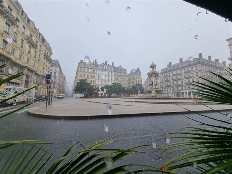 Rhône Pluie, grêle, rafales de vent : important orage sur la région.